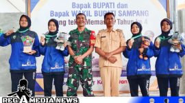 Caption: Camat dan anggota Koramil Omben pose bersama dengan empat atlet putri Omben, (dok. regamedianews). 