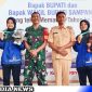 Caption: Camat dan anggota Koramil Omben pose bersama dengan empat atlet putri Omben, (dok. regamedianews). 