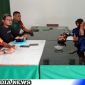 Caption: didampingi anggota Koramil Omben, Harry jurnalis saat temui empat atlet putri peraih medali emas Porprov Jatim 2023, (dok. regamedianews). 