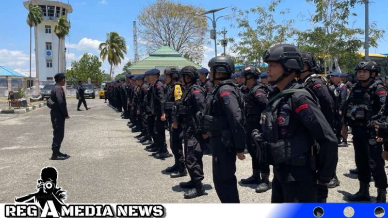 Caption: 200 personel Brimob Polda Sulut, saat berada di Bandara Djalaludin Gorontalo, (dok. regamedianews). 