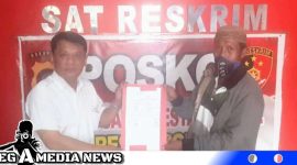 Caption: Hadi Umar didampingi Kuasa Hukumnya, Rio Potale,SH., MH., saat melaporkan Kepala Desa Datahu ke Polres Gorontalo, Kamis (14/09/2023).