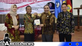 Caption: Rektor UTM, Dr. Safi saat menyerahkan cindera mata kepada Ketua LPSK RI Drs. Hasto Atmojo Suroyo, M.Krim. (Dok. Regamedianews).