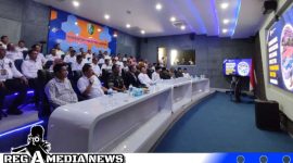 Caption: Bupati dan Wabup Sampang bersama perwakilan Kemenkominfo RI bersama sejumlah pejabat berada didalam Gedung Smart Room, (dok. Prokopim Pemkab Sampang). 
