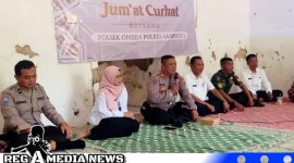 Caption: Kapolsek Omben AKP Budi Nugroho menyampaikan arahannya saat Jumat Curhat, (dok. regamedianews). 