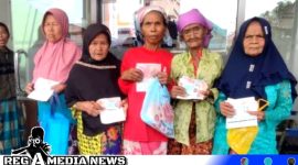 Caption: beberapa warga penerima setelah mencairkan BLT DD di Bank Sampang KCP Kedungdung, (dok. regamedianews). 