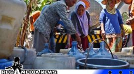 caption: ilustrasi warga antri bantuan air bersih. 