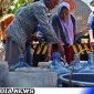 caption: ilustrasi warga antri bantuan air bersih. 