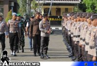Caption: Kapolres Sampang cek kesiapan personel Operasi Mantap Brata, (dok. regamedianews). 