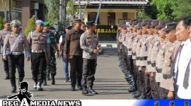 Caption: Kapolres Sampang cek kesiapan personel Operasi Mantap Brata, (dok. regamedianews). 