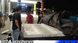 Caption: Satresnarkoba Polres Gorut geledah mobil berisi ratusan liter miras cap tikus, (dok. regamedianews.com). 