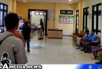 Caption: situasi di ruang tunggu Pengadilan Negeri Sampang, sebelum dimulainya sidang oknum Sekdes Daleman, (dok. regamedianews). 