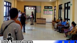 Caption: situasi di ruang tunggu Pengadilan Negeri Sampang, sebelum dimulainya sidang oknum Sekdes Daleman, (dok. regamedianews). 