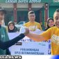 Caption: secara simbolis Kepala BPJamsostek Madura secara simbolis serahkan kartu perlindungan BPJS Ketenagakerjaan, (dok. BPJS). 