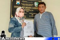 Caption: inisial IN korban penganiayaan tunjukkan surat tanda penerimaan laporan polisi, didampingi aktivis GKS di Mapolres Sampang, (dok. regamedianews). 