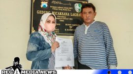 Caption: inisial IN korban penganiayaan tunjukkan surat tanda penerimaan laporan polisi, didampingi aktivis GKS di Mapolres Sampang, (dok. regamedianews). 