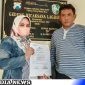 Caption: inisial IN korban penganiayaan tunjukkan surat tanda penerimaan laporan polisi, didampingi aktivis GKS di Mapolres Sampang, (dok. regamedianews). 