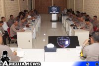 Caption: Kapolres Sampang saat pimpin rapat anev Kamtibmas, (dok. regamedianews). 
