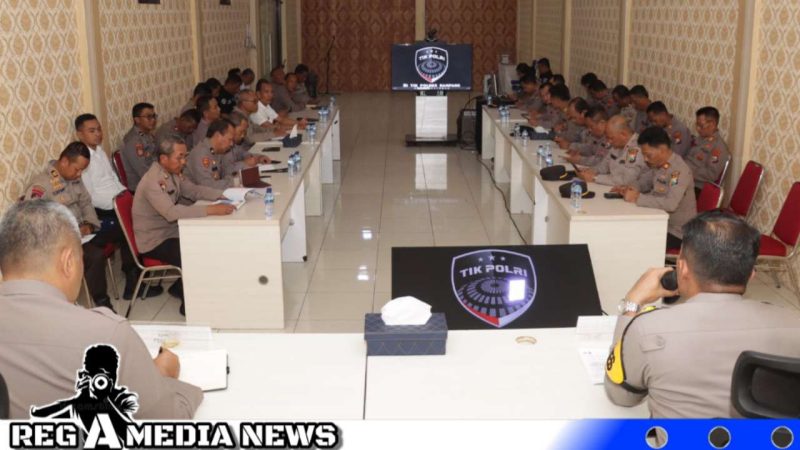 Caption: Kapolres Sampang saat pimpin rapat anev Kamtibmas, (dok. regamedianews). 