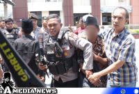 Caption: anggota Polres Sampang saat amankan warga Bangkalan kedapatan bawa sajam, (dok. regamedianews). 