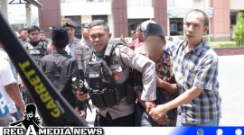 Caption: anggota Polres Sampang saat amankan warga Bangkalan kedapatan bawa sajam, (dok. regamedianews). 