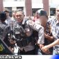Caption: anggota Polres Sampang saat amankan warga Bangkalan kedapatan bawa sajam, (dok. regamedianews). 