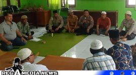 Caption: Polsek Omben saat melaksanakan Jumat Curhat di kantor BPP Omben, (dok. regamedianews). 