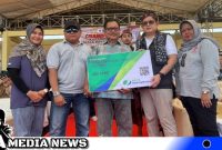Caption: Sekda Provinsi Jatim Adhy Karyono menyerahkan kartu keanggotaan BPJS Ketenagakerjaan kepada Ketua Pakar Sakera H. Moh Tohir, (dok. regamedianews). 