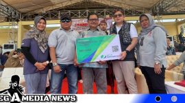 Caption: Sekda Provinsi Jatim Adhy Karyono menyerahkan kartu keanggotaan BPJS Ketenagakerjaan kepada Ketua Pakar Sakera H. Moh Tohir, (dok. regamedianews). 