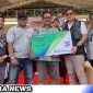 Caption: Sekda Provinsi Jatim Adhy Karyono menyerahkan kartu keanggotaan BPJS Ketenagakerjaan kepada Ketua Pakar Sakera H. Moh Tohir, (dok. regamedianews). 