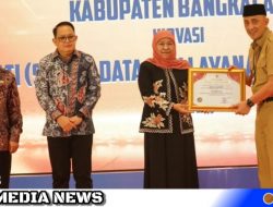 Pj Bupati Bangkalan Terima Penghargaan di Ajang Inotek Award