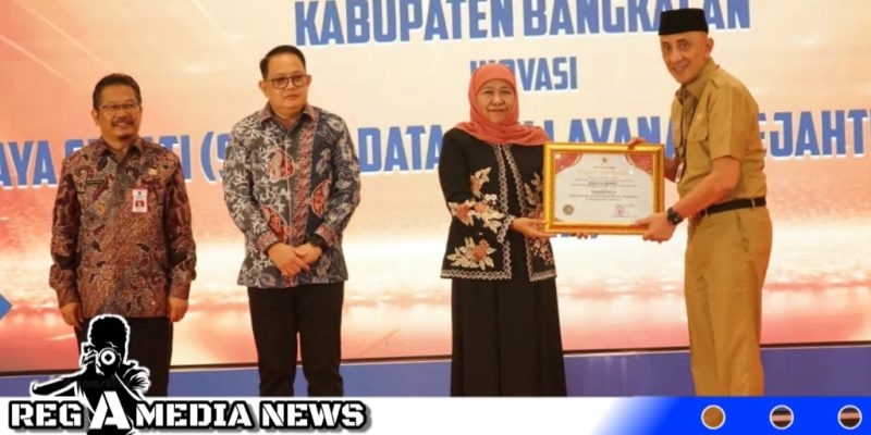 Caption: Pj Bupati Bangkalan Arief M Edie saat menerima penghargaan dari Pemprov Jawa Timur. (Dok.regamedianews).