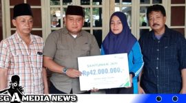 Caption: Kepala BPJamsostek Madura, Indriyatno didampingi Kepala Desa Keleyan Moh Tohir, secara simbolis menyerahkan santunan JKM, (dok. regamedianews).