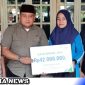 Caption: Kepala BPJamsostek Madura, Indriyatno didampingi Kepala Desa Keleyan Moh Tohir, secara simbolis menyerahkan santunan JKM, (dok. regamedianews).