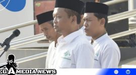 Caption: Rektor UTM Dr. Safi' saat memimpin Upacara Hari Santri Nasional di halaman Masjid KH. Abdurrahman Wahid. (Dok.UTM).