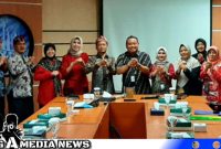 Caption: Kepala BPJS Ketenagakerjaan Madura (Indriyatno) pose bersama Rektor UTM (Dr. Safi') dan sejumlah Civitas Akademika UTM, (dok. BPJamsostek Madura).