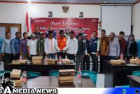 Caption: pose bersama komisioner KPUD dan Bawaslu Sampang dengan perwakilan 14 Parpol, (dok. regamedianews). 