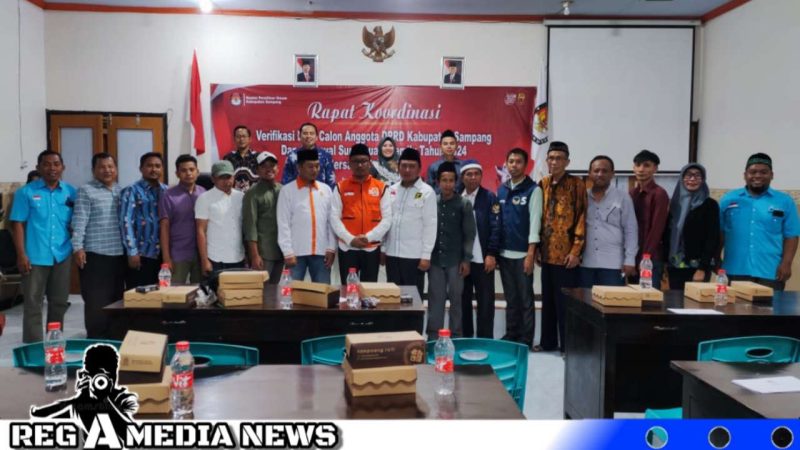 Caption: pose bersama komisioner KPUD dan Bawaslu Sampang dengan perwakilan 14 Parpol, (dok. regamedianews). 