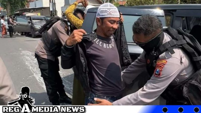 Caption: polisi melakukan pemeriksaan pengunjung sidang di Pengadilan Negeri Sampang, (dok. regamedianews). 