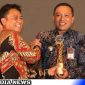 Caption: Bupati Sampang saat menerima reward Bhumandala Award Tahun 2023, (dok. Prokopim Pemkab Sampang). 