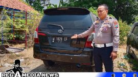 Caption: Kanit Gakkum Satlantas Polres Sampang, tunjukkan mobil yang digunakan pelaku insial AP saat peristiwa tabrak lari, (dok. regamedianews). 