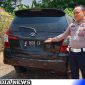 Caption: Kanit Gakkum Satlantas Polres Sampang, tunjukkan mobil yang digunakan pelaku insial AP saat peristiwa tabrak lari, (dok. regamedianews). 