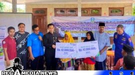 Caption: BPJS Ketenagakerjaan Pamekasan saat memberikan santunan JKM kepada keluarga nelayan, (dok. BPJS). 