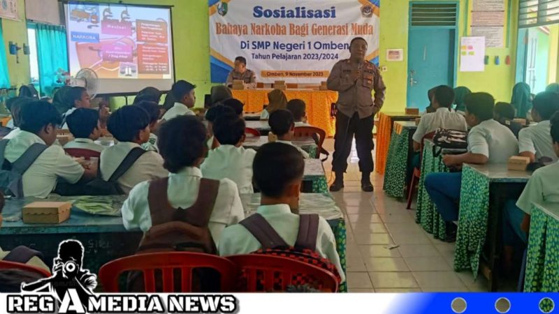 Caption: Polsek Omben saat sosialisasi bahaya narkoba kepada pelajar SMPN 1 Omben, (dok. regamedianews). 