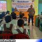 Caption: Polsek Omben saat sosialisasi bahaya narkoba kepada pelajar SMPN 1 Omben, (dok. regamedianews). 