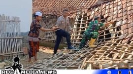 Caption: anggota Polsek bersama personel Koramil Kedungdung,  saat bantu warga yang dapurnya ambruk, (dok. regamedianews). 