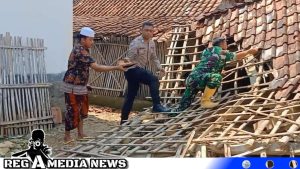 Polisi Sampang Bantu Korban Badai