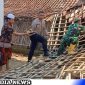 Caption: anggota Polsek bersama personel Koramil Kedungdung,  saat bantu warga yang dapurnya ambruk, (dok. regamedianews). 