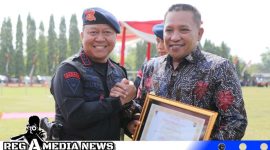 Caption: Bupati Sampang menerima penghargaan di HUT Brimob ke-78 di Sidoarjo, (dok. Prokopim Pemkab Sampang). 