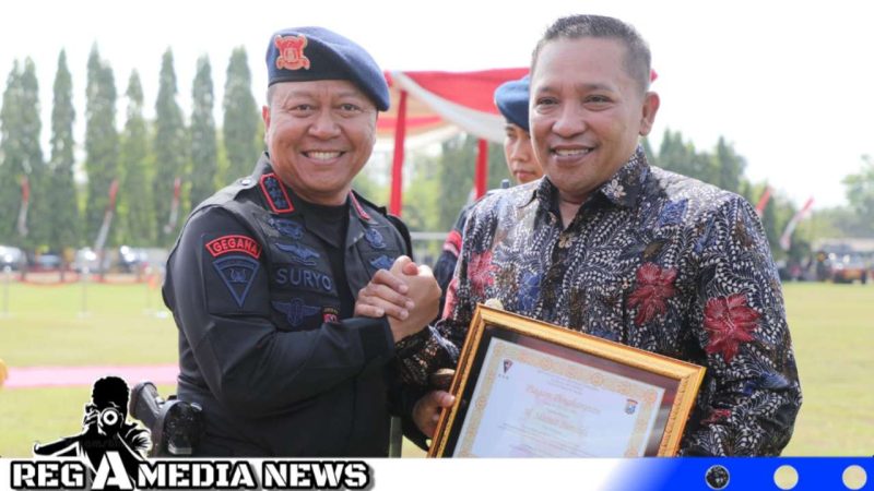 Caption: Bupati Sampang menerima penghargaan di HUT Brimob ke-78 di Sidoarjo, (dok. Prokopim Pemkab Sampang). 
