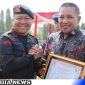 Caption: Bupati Sampang menerima penghargaan di HUT Brimob ke-78 di Sidoarjo, (dok. Prokopim Pemkab Sampang). 